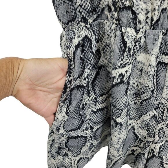 Blue Blush Shorts Romper M Gray Snake Print Keyhole Open Back Sleeveless Baddie - Picture 7 of 13